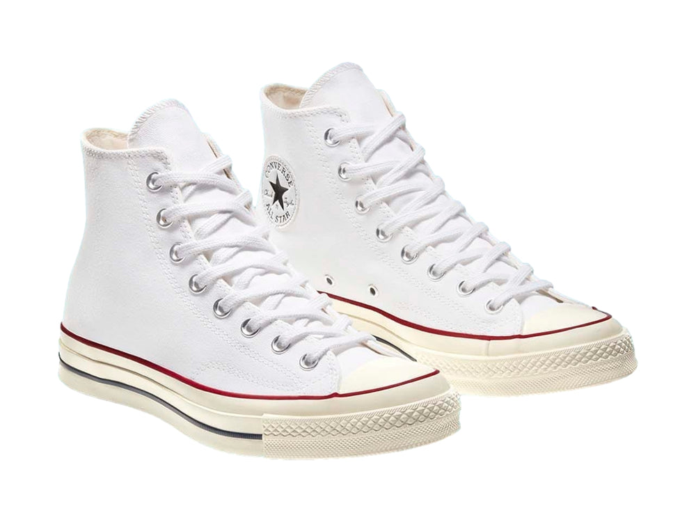 Tenis Converse Chuck Taylor All Star 70 de color blanco, corte alto con detalles en rojo y negro.