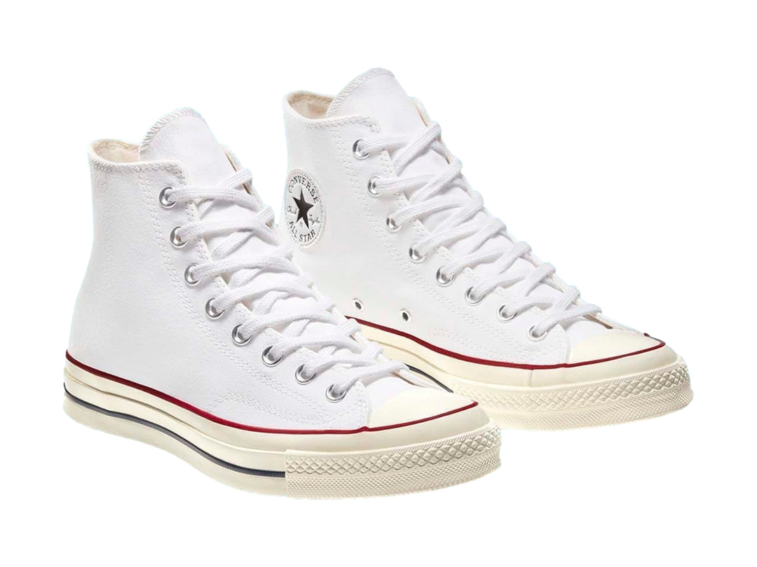 Tenis Converse Chuck Taylor All Star 70 de color blanco, corte alto con detalles en rojo y negro.