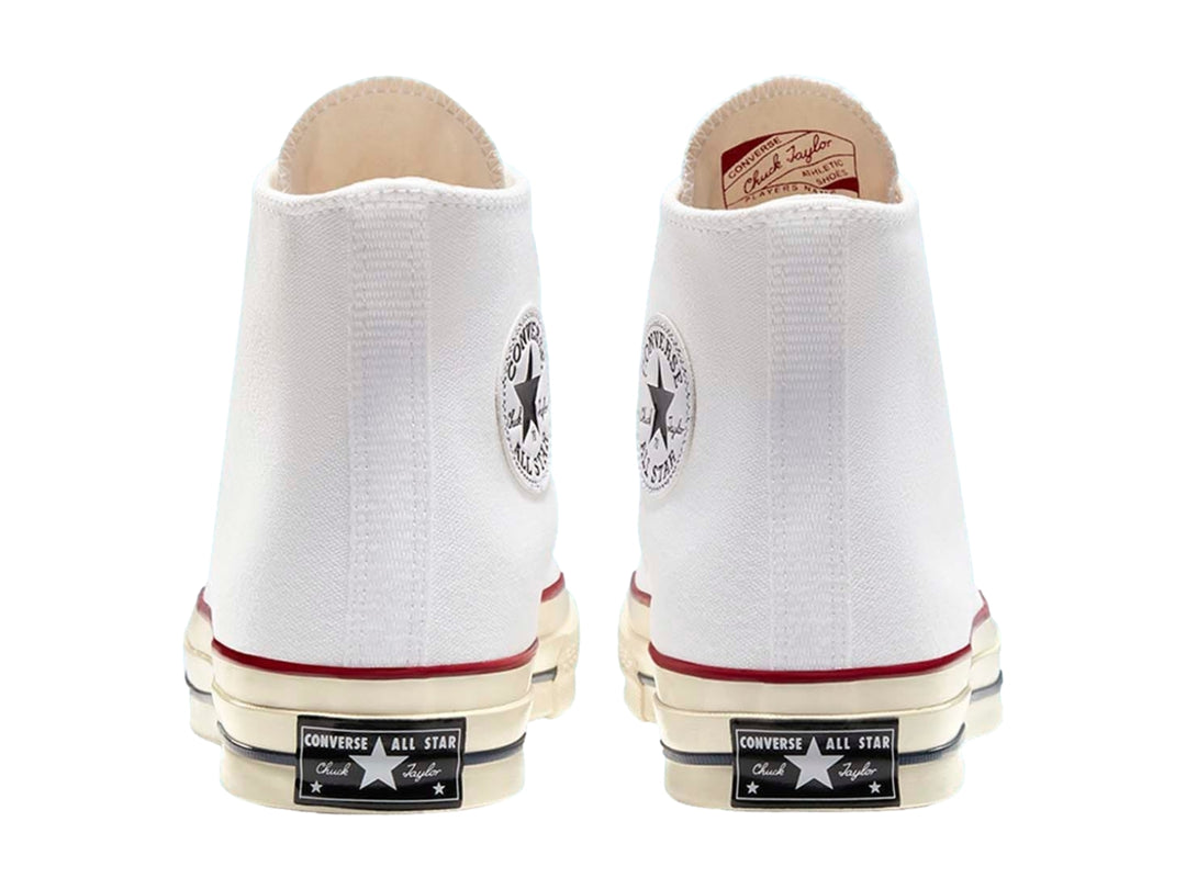 Tenis Converse Chuck Taylor All Star 70 de color blanco, corte alto con detalles en rojo y negro.