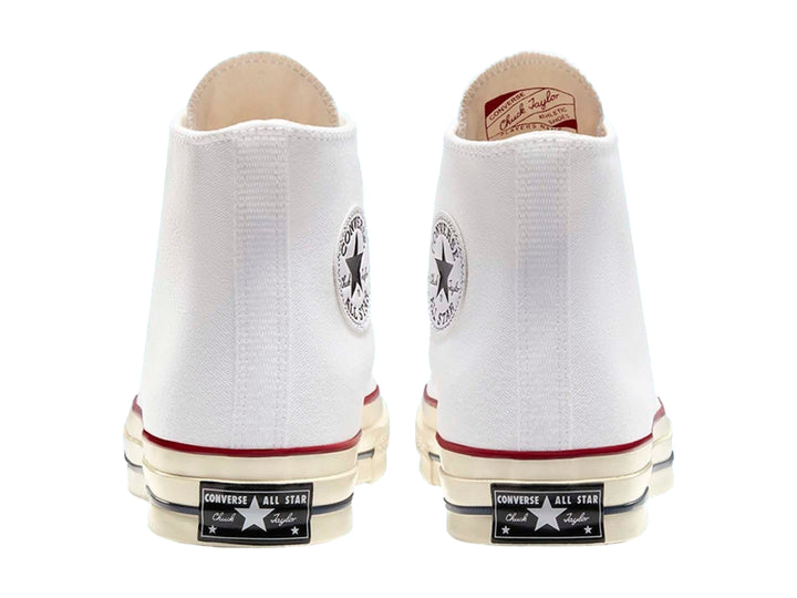 Tenis Converse Chuck Taylor All Star 70 de color blanco, corte alto con detalles en rojo y negro.