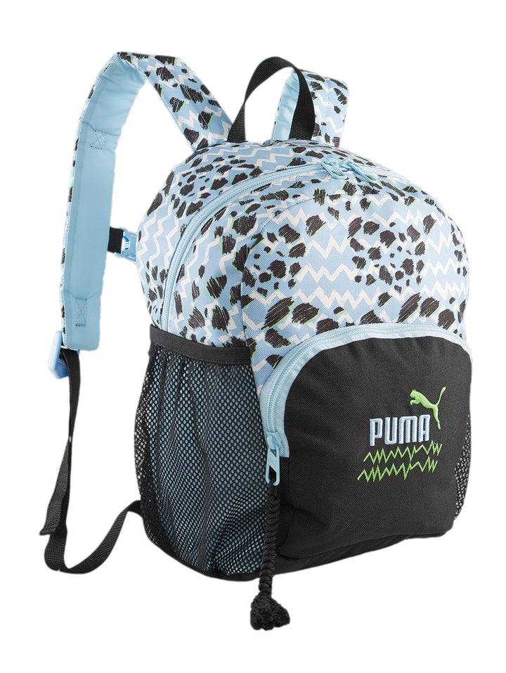 Mochila PUMA con estampado azul cielo y negro, bolsillo frontal negro con logo blanco y lateral de malla.