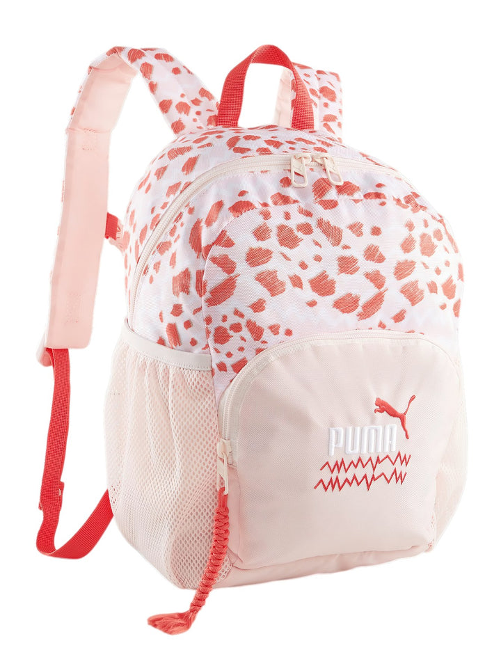 Mochila PUMA en color rosa con estampado abstracto blanco y rojo, incluye bolsillo frontal y lateral de malla.