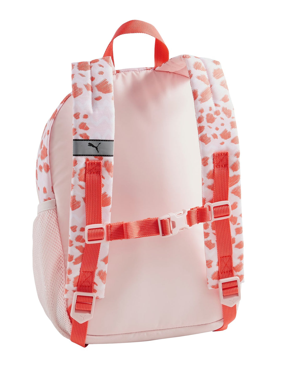 Mochila PUMA en color rosa con estampado abstracto blanco y rojo, incluye bolsillo frontal y lateral de malla.