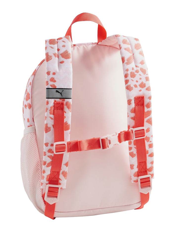 Mochila PUMA en color rosa con estampado abstracto blanco y rojo, incluye bolsillo frontal y lateral de malla.