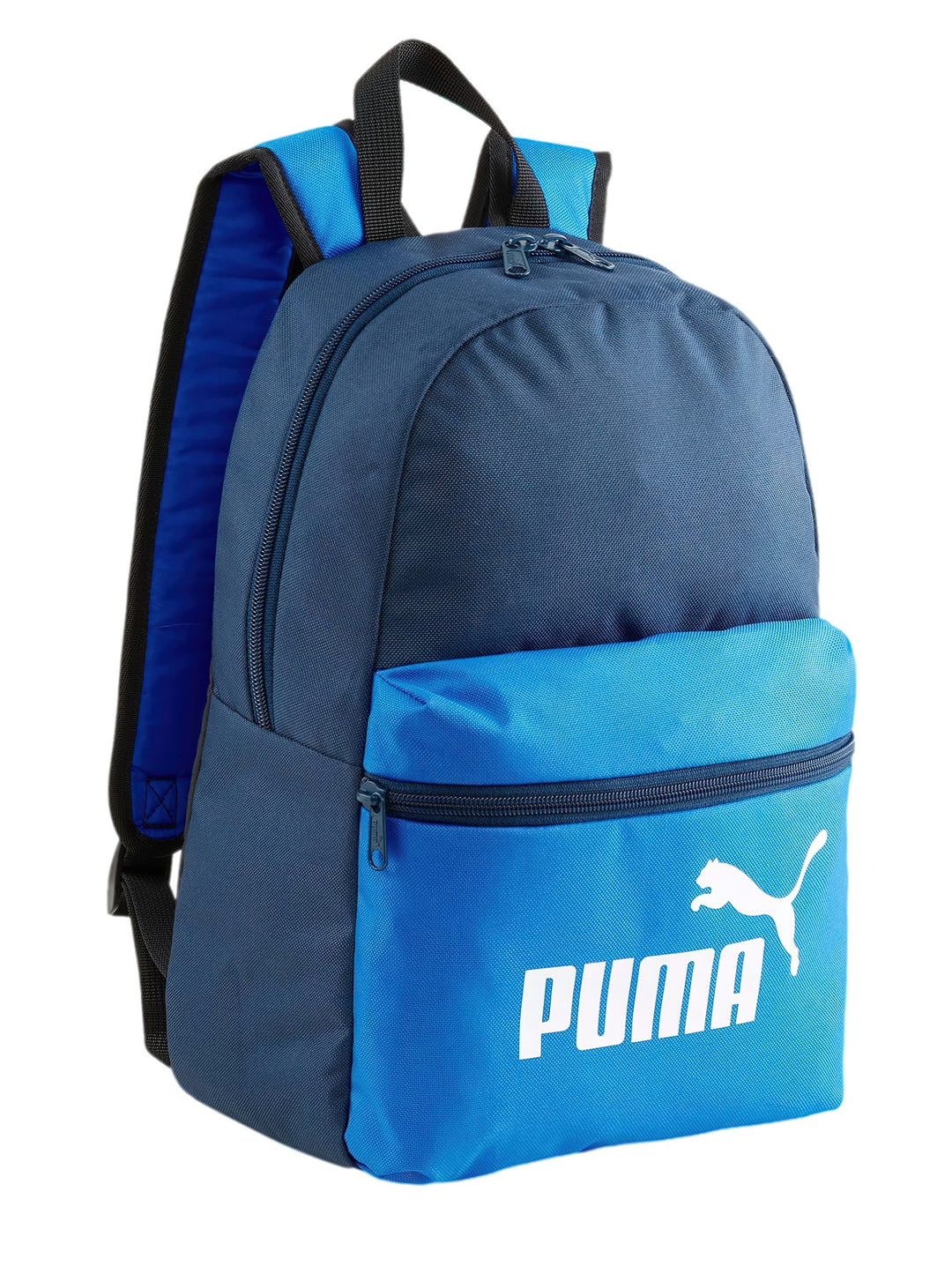 Mochila PUMA pequeña en color azul oscuro con bolsillo frontal en azul brillante y logotipo blanco.