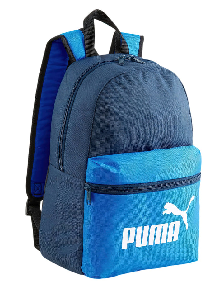 Mochila PUMA pequeña en color azul oscuro con bolsillo frontal en azul brillante y logotipo blanco.