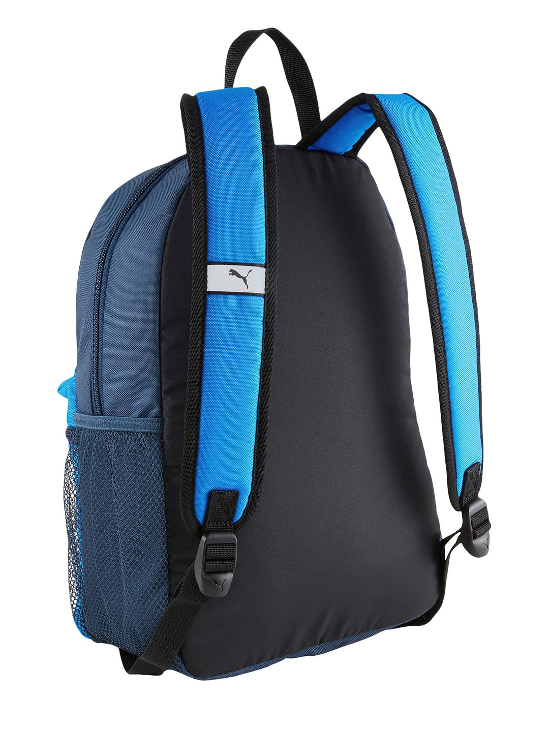 Mochila PUMA pequeña en color azul oscuro con bolsillo frontal en azul brillante y logotipo blanco.