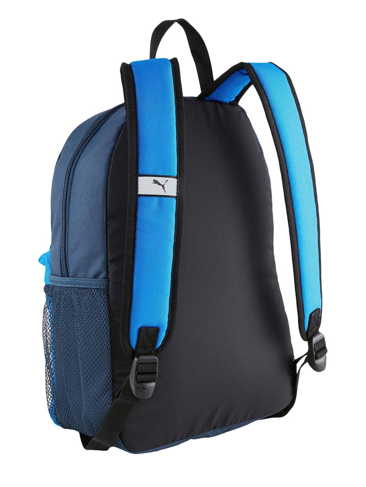 Mochila PUMA pequeña en color azul oscuro con bolsillo frontal en azul brillante y logotipo blanco.