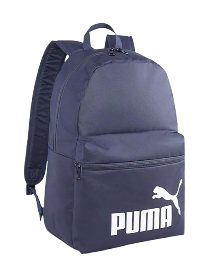 Mochila PUMA color azul marino con logotipo blanco en el bolsillo frontal y correas ajustables.