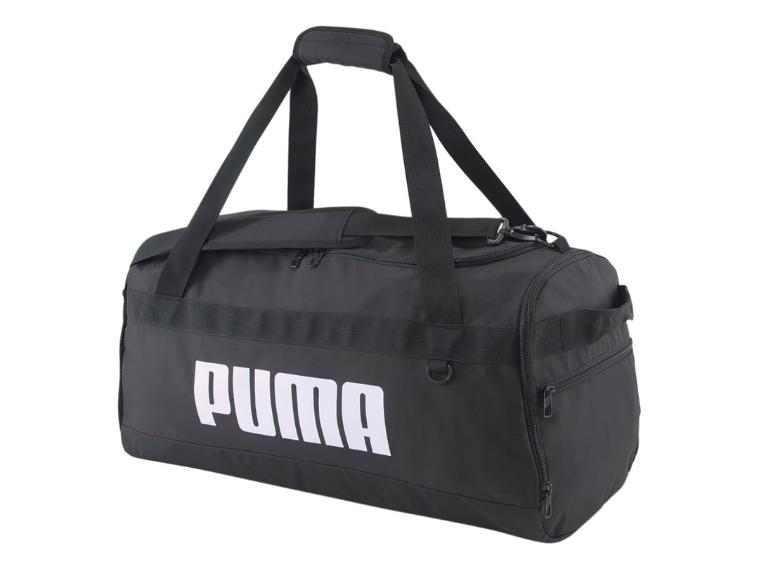 Bolsa de deporte PUMA Challenger Duffel Bag en color negro con logotipo blanco frontal y asas de transporte.