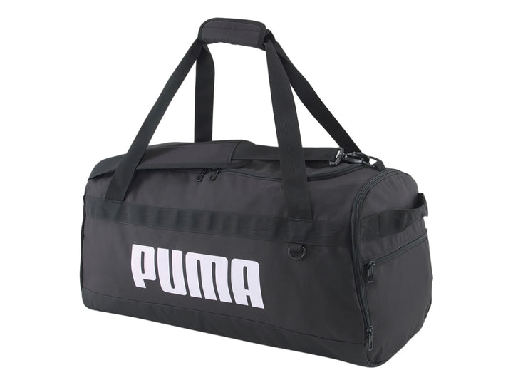 Bolsa de deporte PUMA Challenger Duffel Bag en color negro con logotipo blanco frontal y asas de transporte.