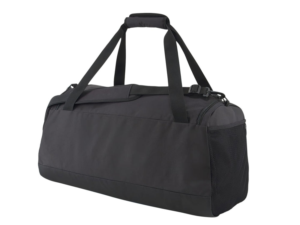 Bolsa de deporte PUMA Challenger Duffel Bag en color negro con logotipo blanco frontal y asas de transporte.