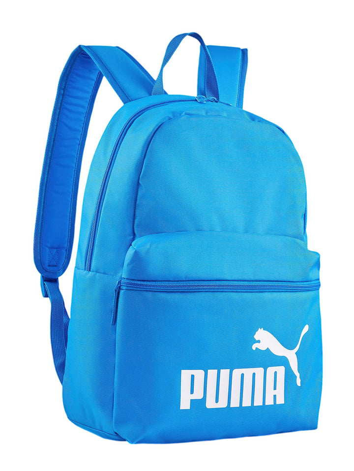 Mochila Puma color azul racing con logotipo blanco en el bolsillo frontal y correas ajustables.