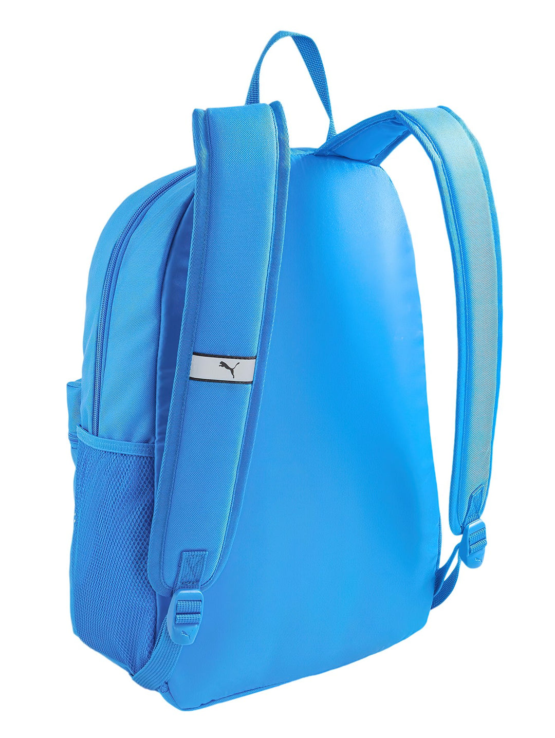 Mochila Puma color azul racing con logotipo blanco en el bolsillo frontal y correas ajustables.