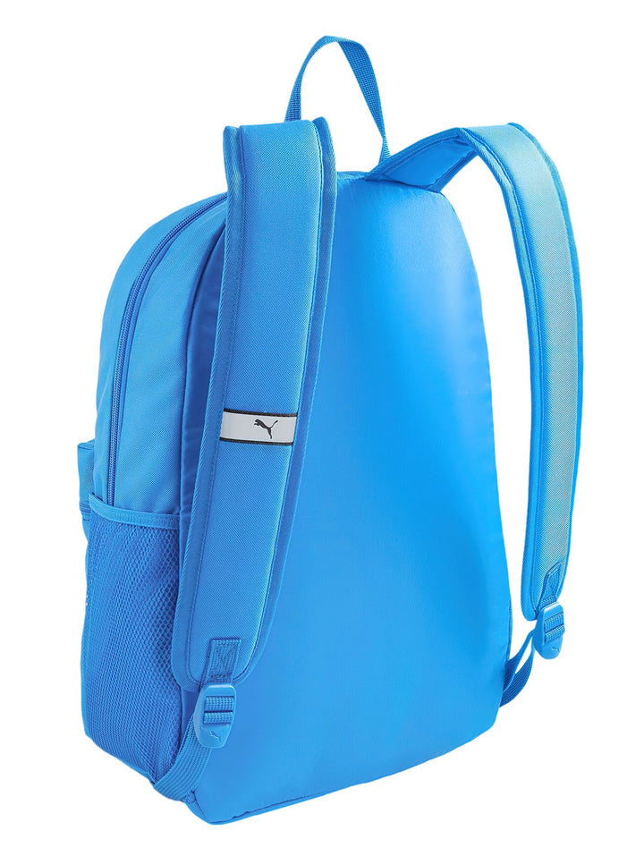 Mochila Puma color azul racing con logotipo blanco en el bolsillo frontal y correas ajustables.