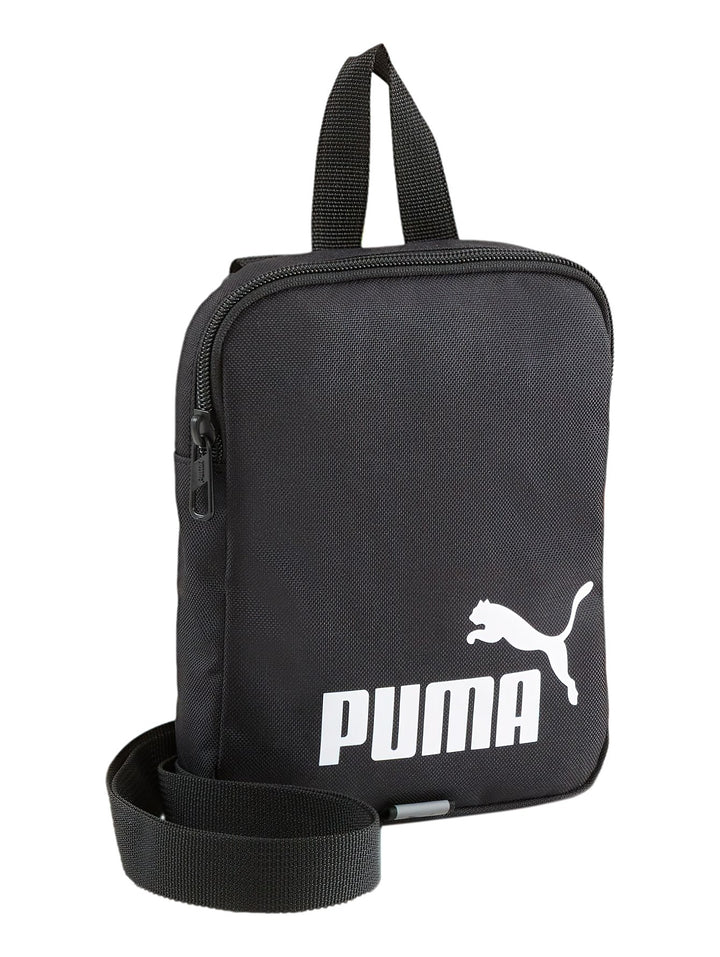 Bolsa de hombro PUMA Phase Portable en color negro con logotipo blanco frontal y asa superior.