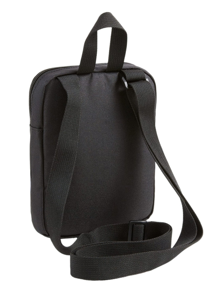 Bolsa de hombro PUMA Phase Portable en color negro con logotipo blanco frontal y asa superior.