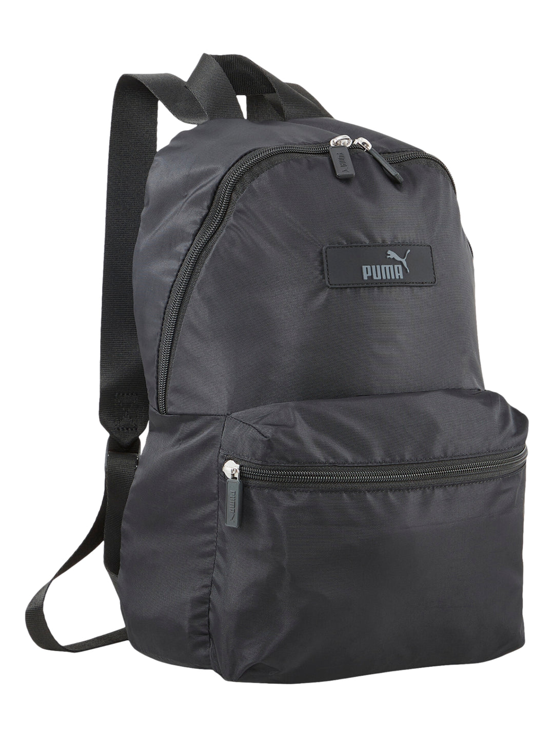 Mochila Puma de color negro con bolsillo frontal y logotipo de la marca.