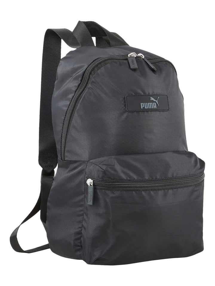 Mochila Puma de color negro con bolsillo frontal y logotipo de la marca.