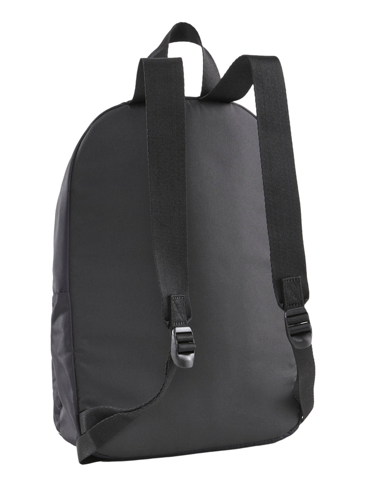 Mochila Puma de color negro con bolsillo frontal y logotipo de la marca.