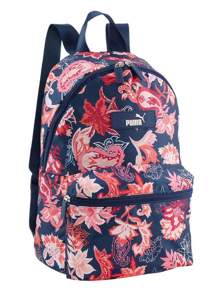 Mochila PUMA con estampado floral y paisley en tonos azul marino, rosa y rojo.