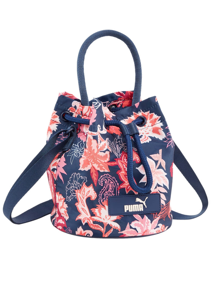 Bolso tipo cubo PUMA color azul con estampado floral en tonos rosa y blanco y correa ajustable.
