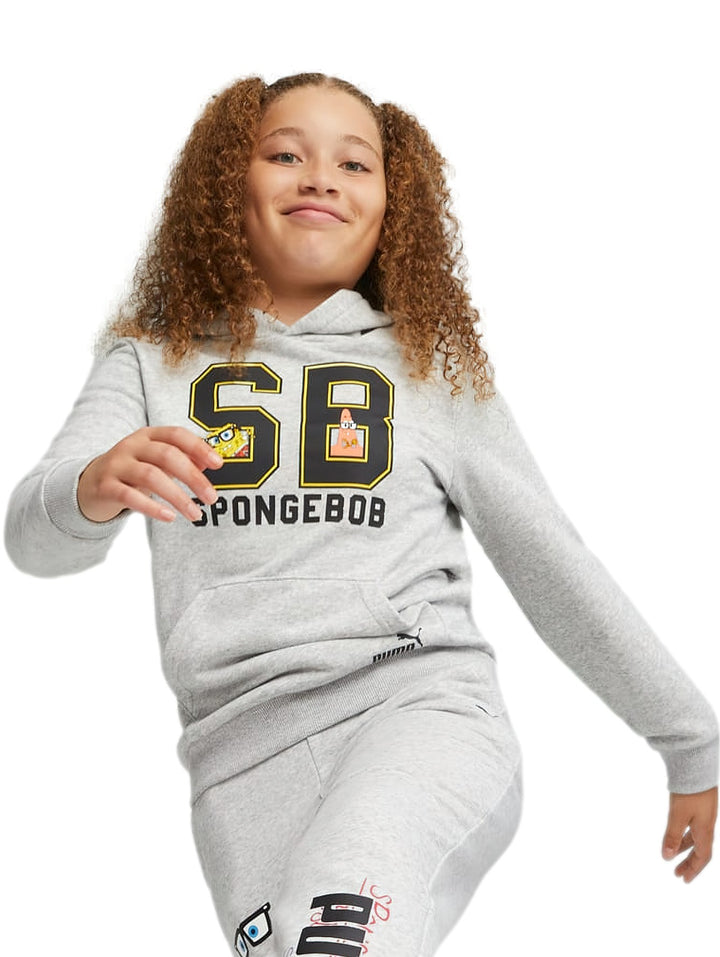 Niño vistiendo sudadera y pantalón PUMA gris claro con estampado de Bob Esponja.