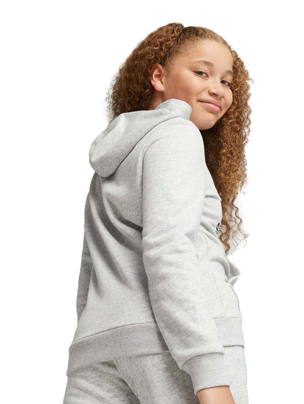 Niño vistiendo sudadera y pantalón PUMA gris claro con estampado de Bob Esponja.