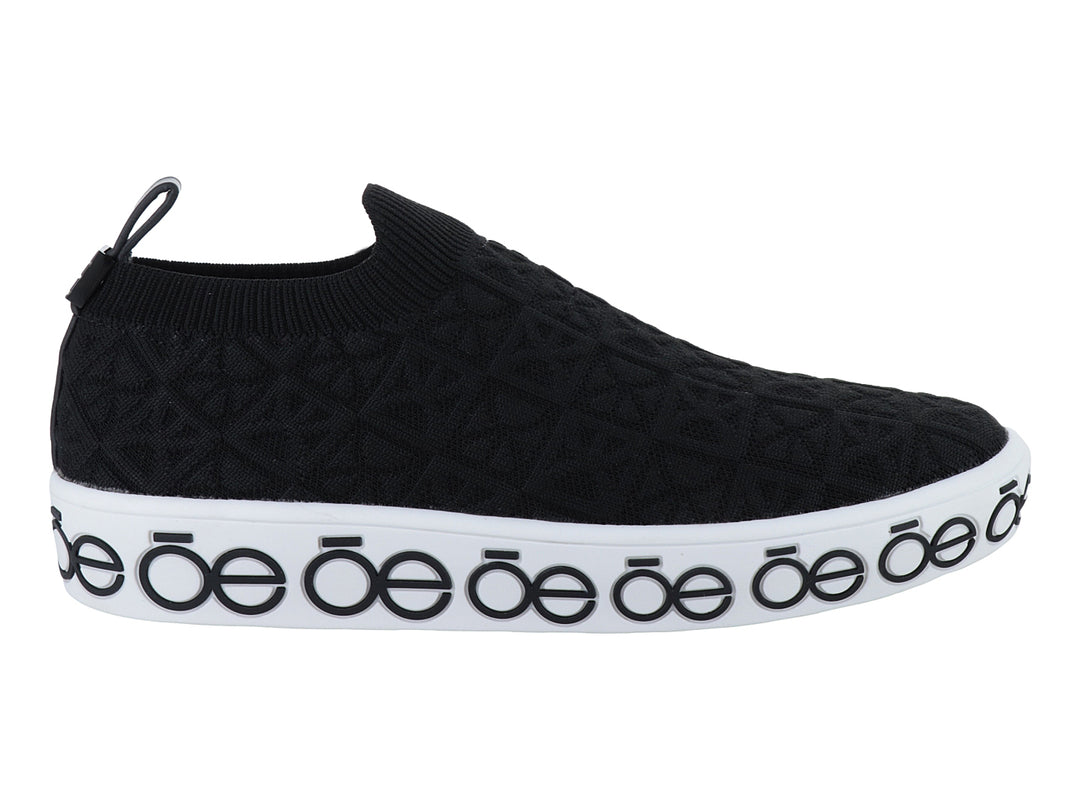 Tenis negros de tela tejida con suela blanca y detalles de marca Cloe.