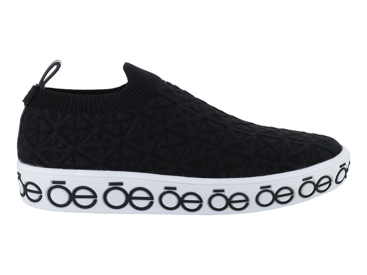 Tenis negros de tela tejida con suela blanca y detalles de marca Cloe.