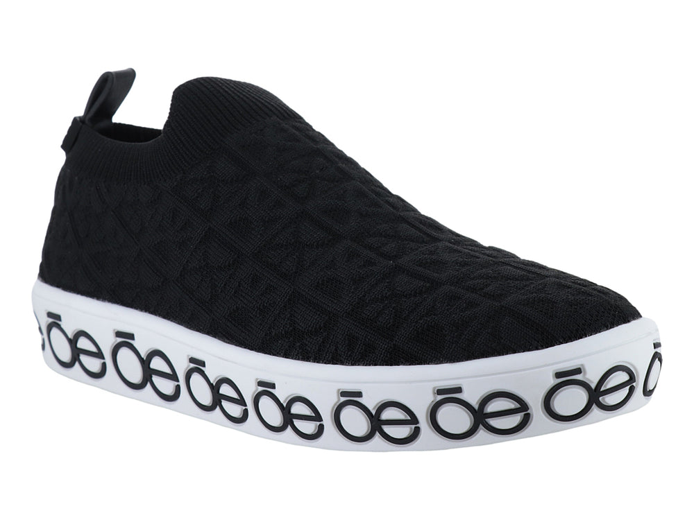 Tenis negros de tela tejida con suela blanca y detalles de marca Cloe.