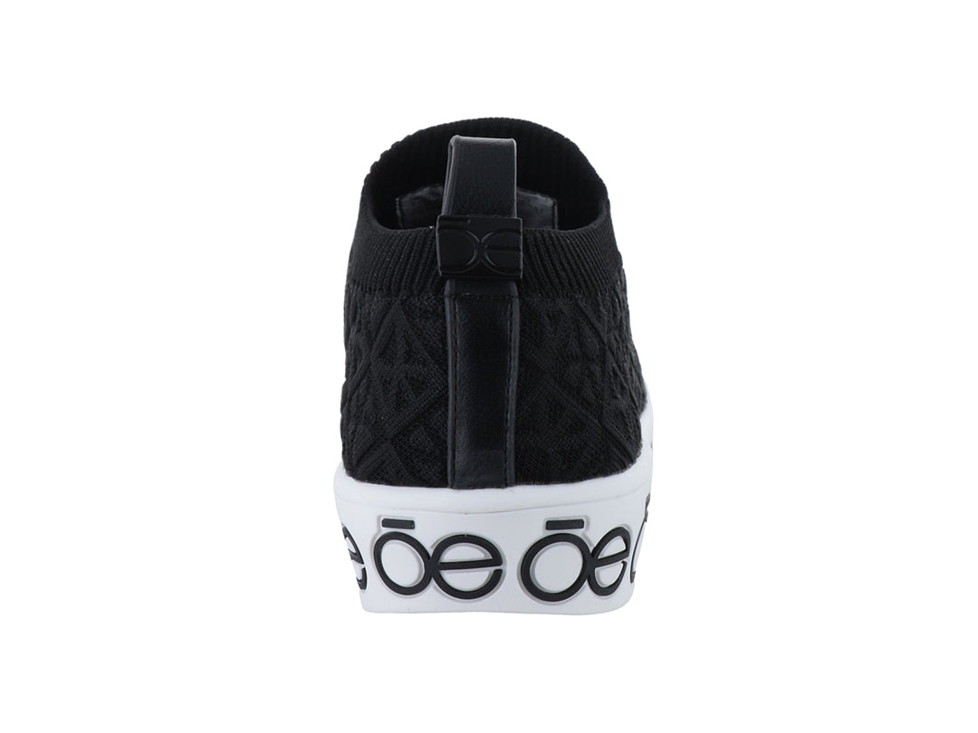 Tenis negros de tela tejida con suela blanca y detalles de marca Cloe.