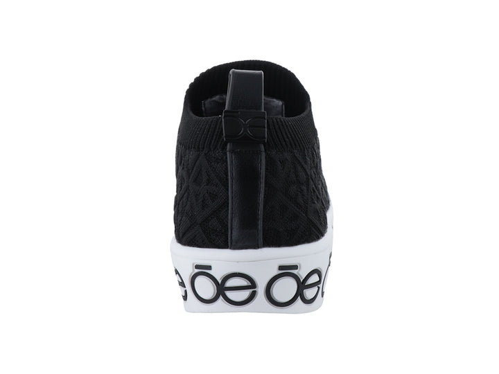 Tenis negros de tela tejida con suela blanca y detalles de marca Cloe.
