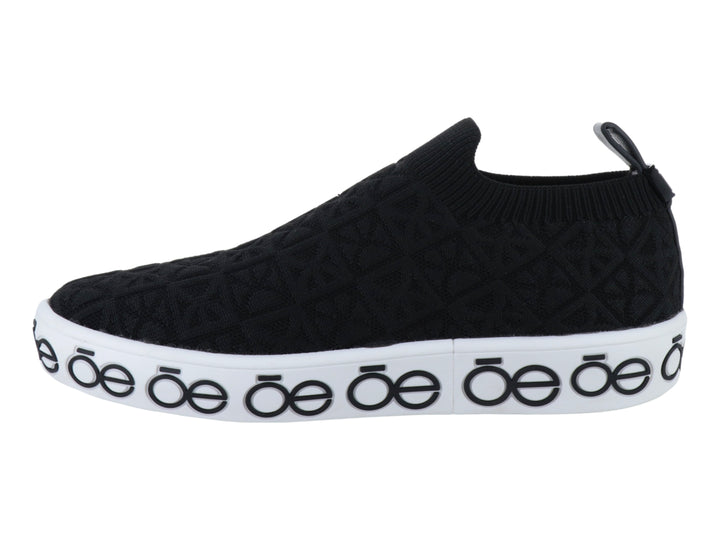 Tenis negros de tela tejida con suela blanca y detalles de marca Cloe.