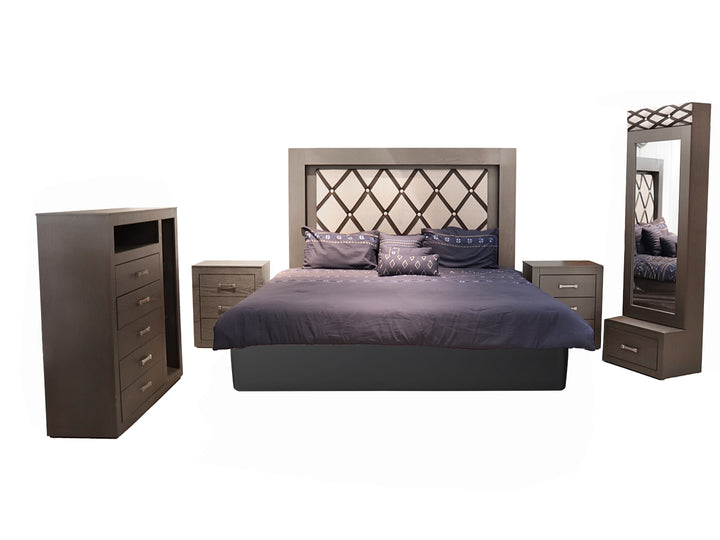 Conjunto de recámara Bilbao Platino que incluye cama con cabecera decorativa, dos burós, cómoda y espejo.