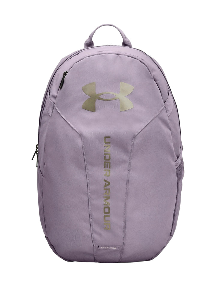 Mochila Under Armour UA Hustle Lite en color violeta gris con logotipo en dorado metálico.