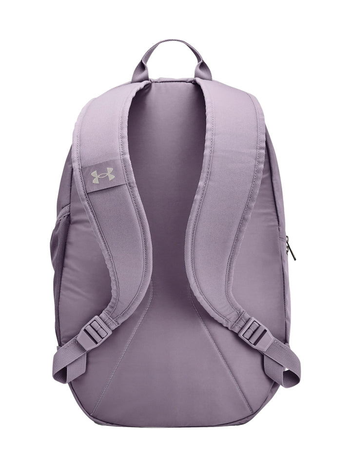 Mochila Under Armour UA Hustle Lite en color violeta gris con logotipo en dorado metálico.