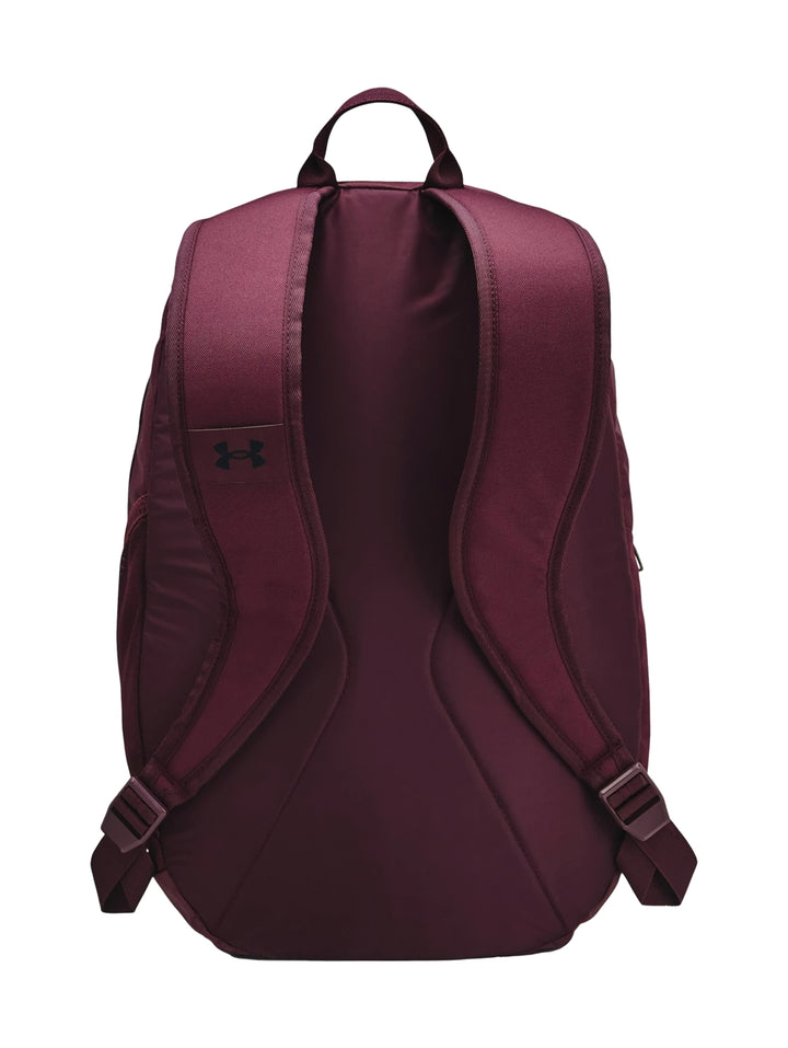 Mochila Under Armour Hustle Lite en color guinda con logotipo gris frontal y asa superior.