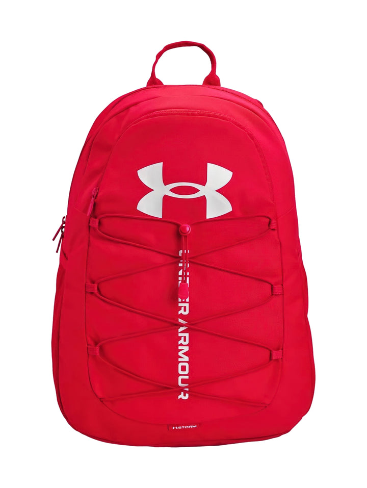 Mochila deportiva Under Armour de color rojo con logotipo blanco frontal y sistema de cordones elásticos.