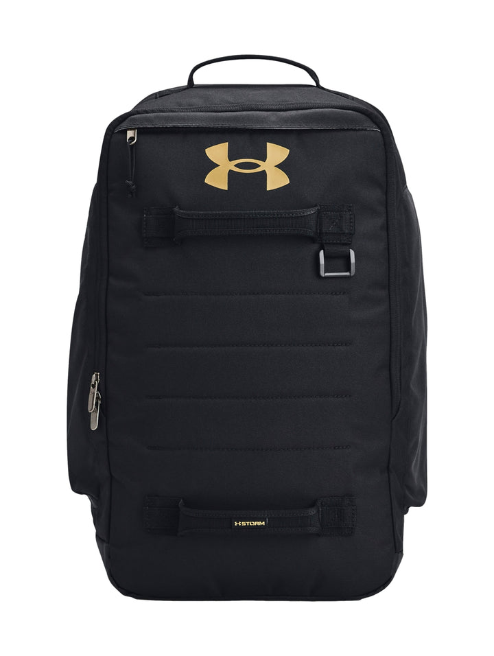 Mochila Under Armour color negro con logotipo frontal en dorado y asas de transporte.