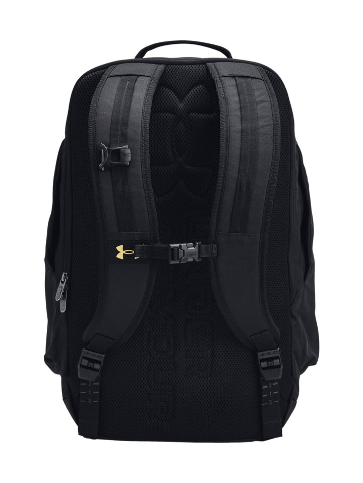 Mochila Under Armour color negro con logotipo frontal en dorado y asas de transporte.