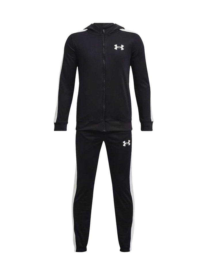 Conjunto deportivo Under Armour negro con franjas blancas laterales, incluye sudadera con capucha y pantalón.