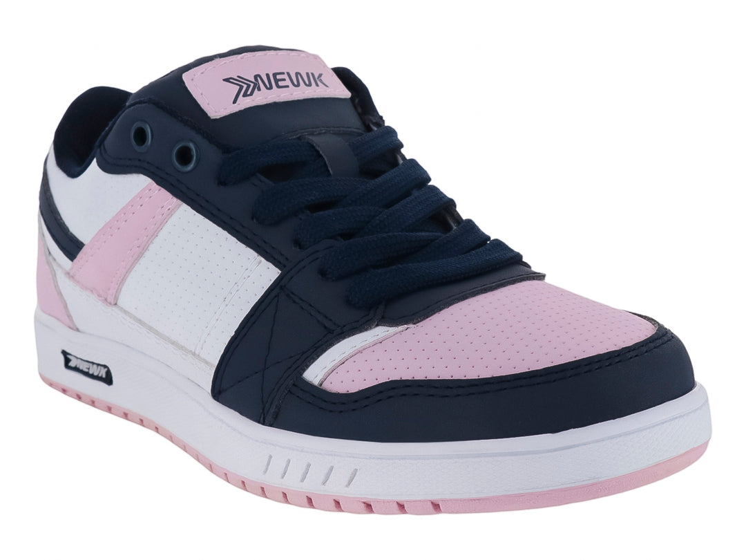 Tenis deportivos Newk en colores blanco, rosa y marino con suela blanca y agujetas coordinadas.