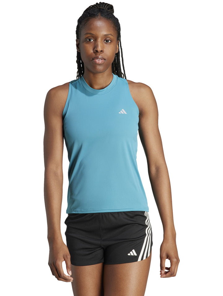 Mujer modelando una camiseta deportiva sin mangas de color azul claro marca Adidas.