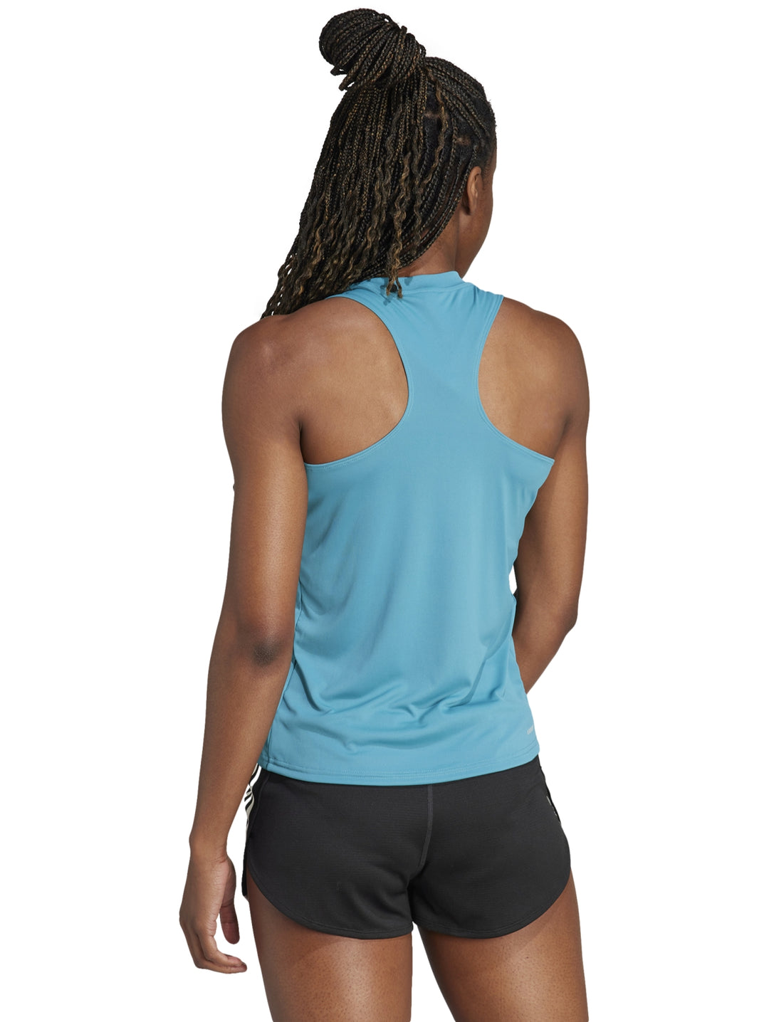 Mujer modelando una camiseta deportiva sin mangas de color azul claro marca Adidas.