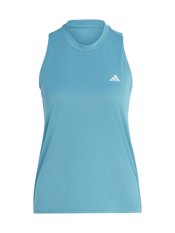 Mujer modelando una camiseta deportiva sin mangas de color azul claro marca Adidas.