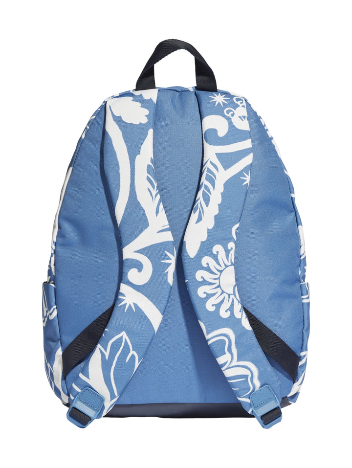 Mochila Adidas azul con estampado floral blanco y detalles en negro.