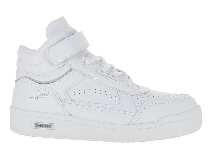 Tenis blancos de bota alta para niño con agujetas y correa de velcro superior.
