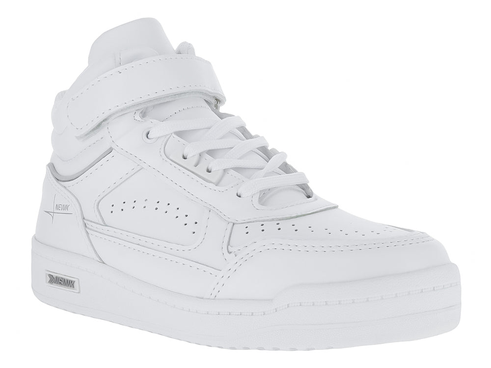Tenis blancos de bota alta para niño con agujetas y correa de velcro superior.