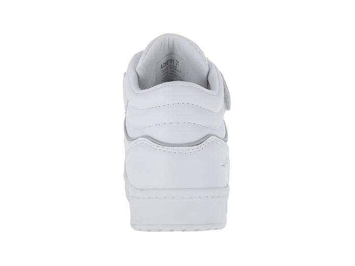 Tenis blancos de bota alta para niño con agujetas y correa de velcro superior.